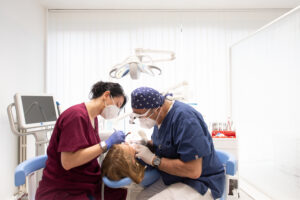 Medico ortodontista e assistente in fase di cura di una bambina