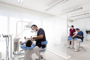 interno dello studio dentistico Casali Fornaciari con due postazione con ortodontisti al lavoro su un paio di pazienti