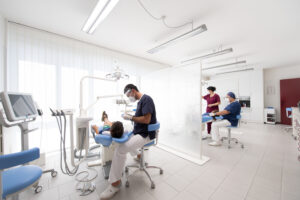 Area di cura dello studio dentistico Casali Fornaciari con due postazione con ortodontisti al lavoro